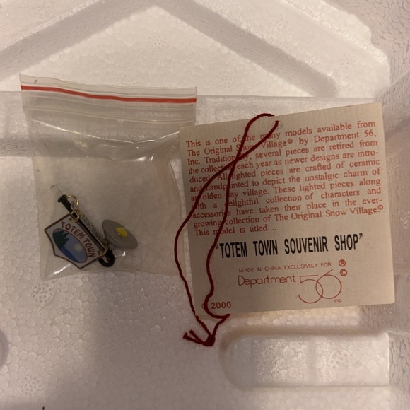 Department 56 TOTEM TOWN Souvenir Shop - Picture 4 of 5